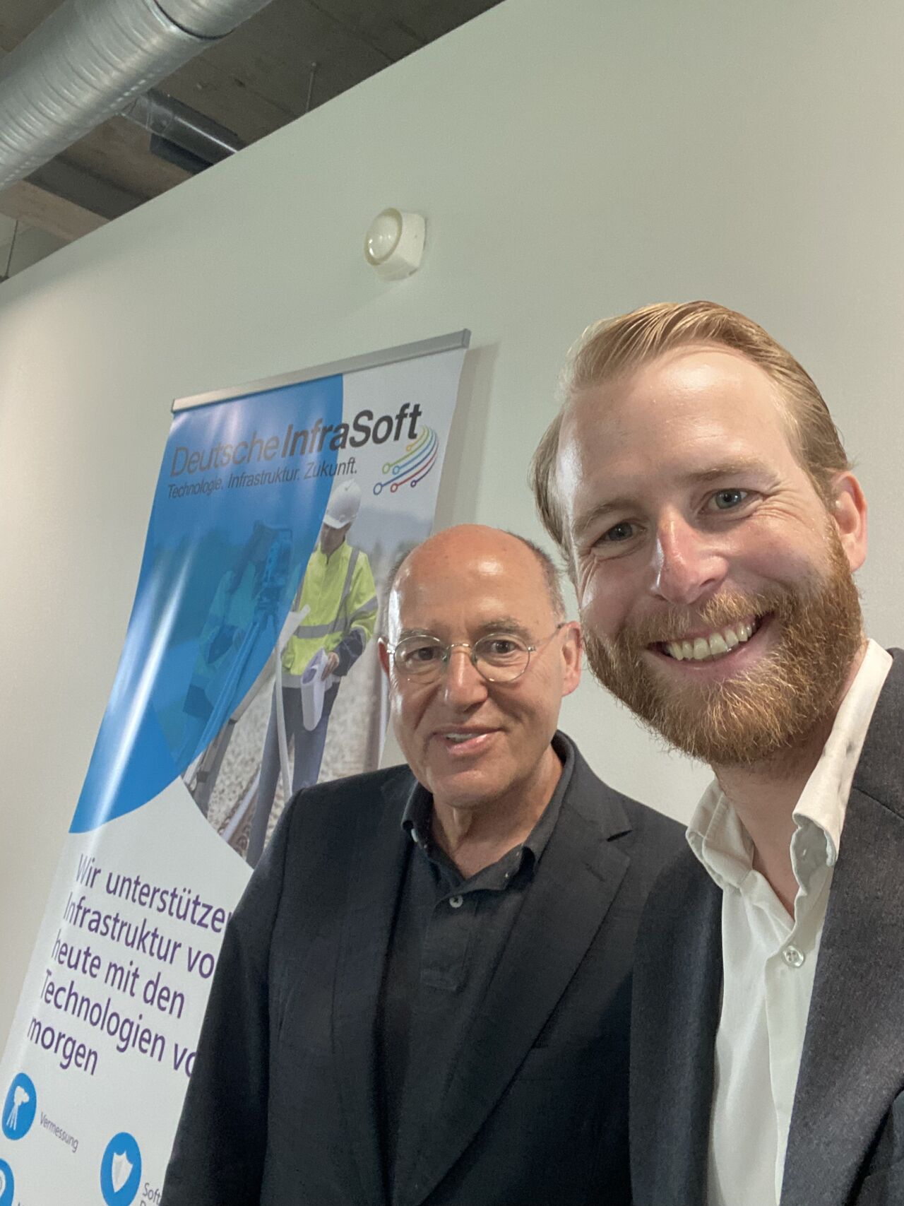 Gregor Gysi und Vincent van Houten am Standort Adlershof der Deutsche InfraSoft